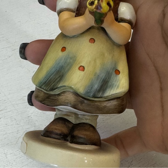 Goebel Girl Holding Flowers "For Mother" Figure #257 Collectible 1963 - Picture 7 of 13